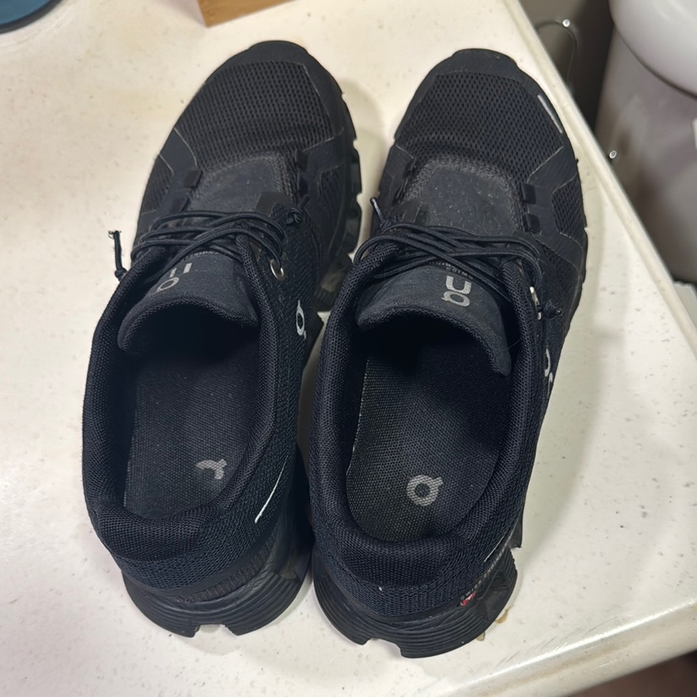 On Cloud Running Black Athletic Shoes Modern Sporty Design